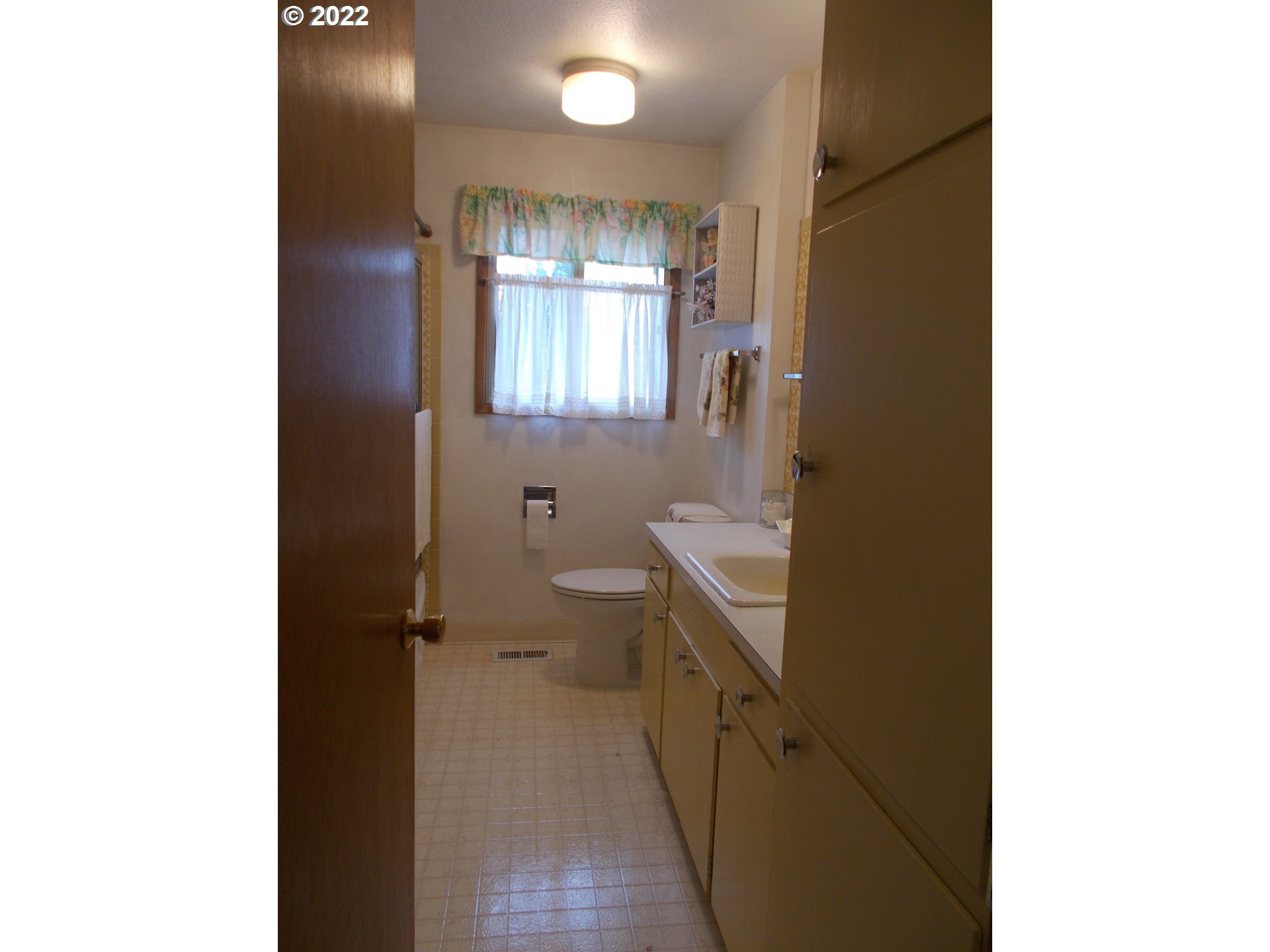 1388 Southwest 39th Street Pendleton, OR 97801 - Photo 10 of 22 a bathroom with a sink and a toilet