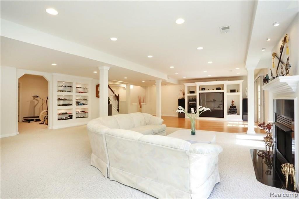 451 Springview Drive Rochester, MI 48307 - Photo 40 of 60 Gallery Image 40