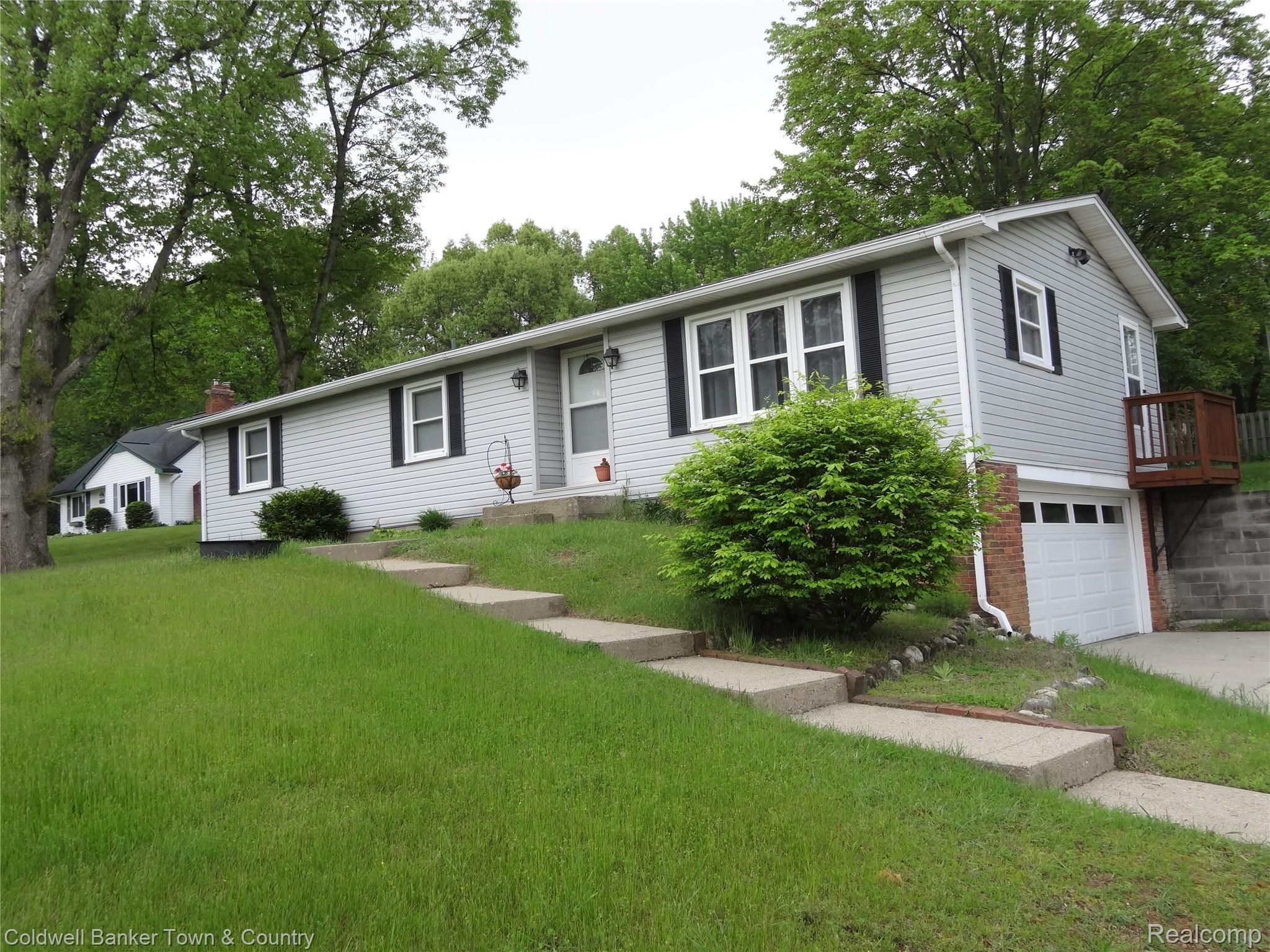 Super clean ranch with hilltop view!!!