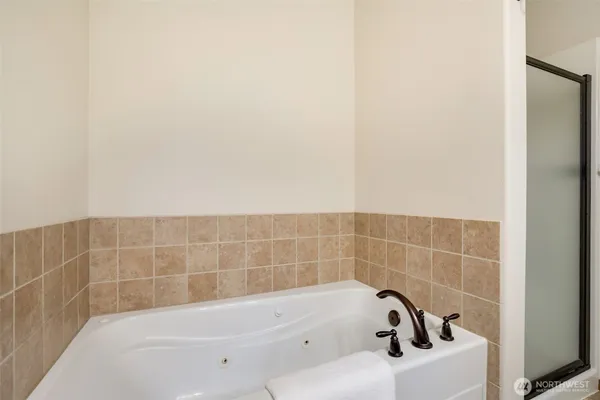 $3,695 | 13739 Stone Avenue North, Seattle, WA 98133