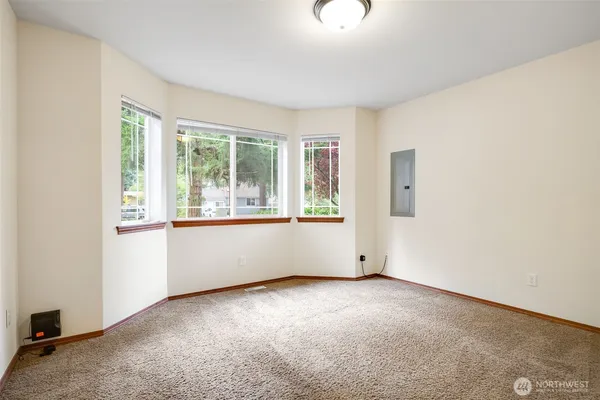 $3,695 | 13739 Stone Avenue North, Seattle, WA 98133