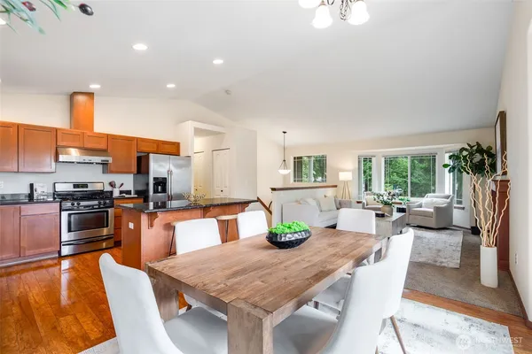 $3,695 | 13739 Stone Avenue North, Seattle, WA 98133