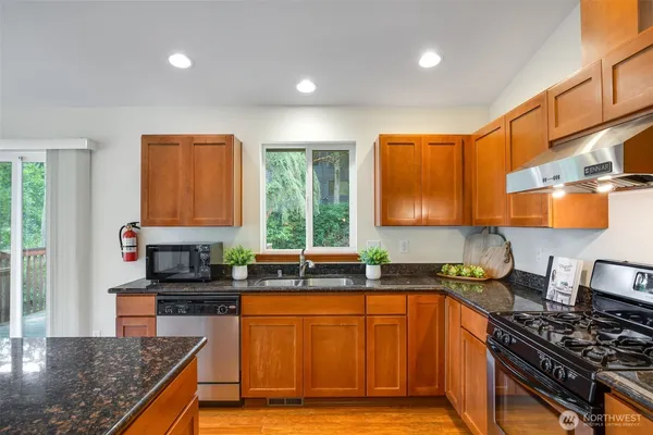 $3,695 | 13739 Stone Avenue North, Seattle, WA 98133