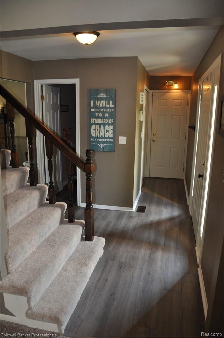 5112 North Georgetown Road Grand Blanc, MI 48439 - Photo 3 of 27 Entryway
