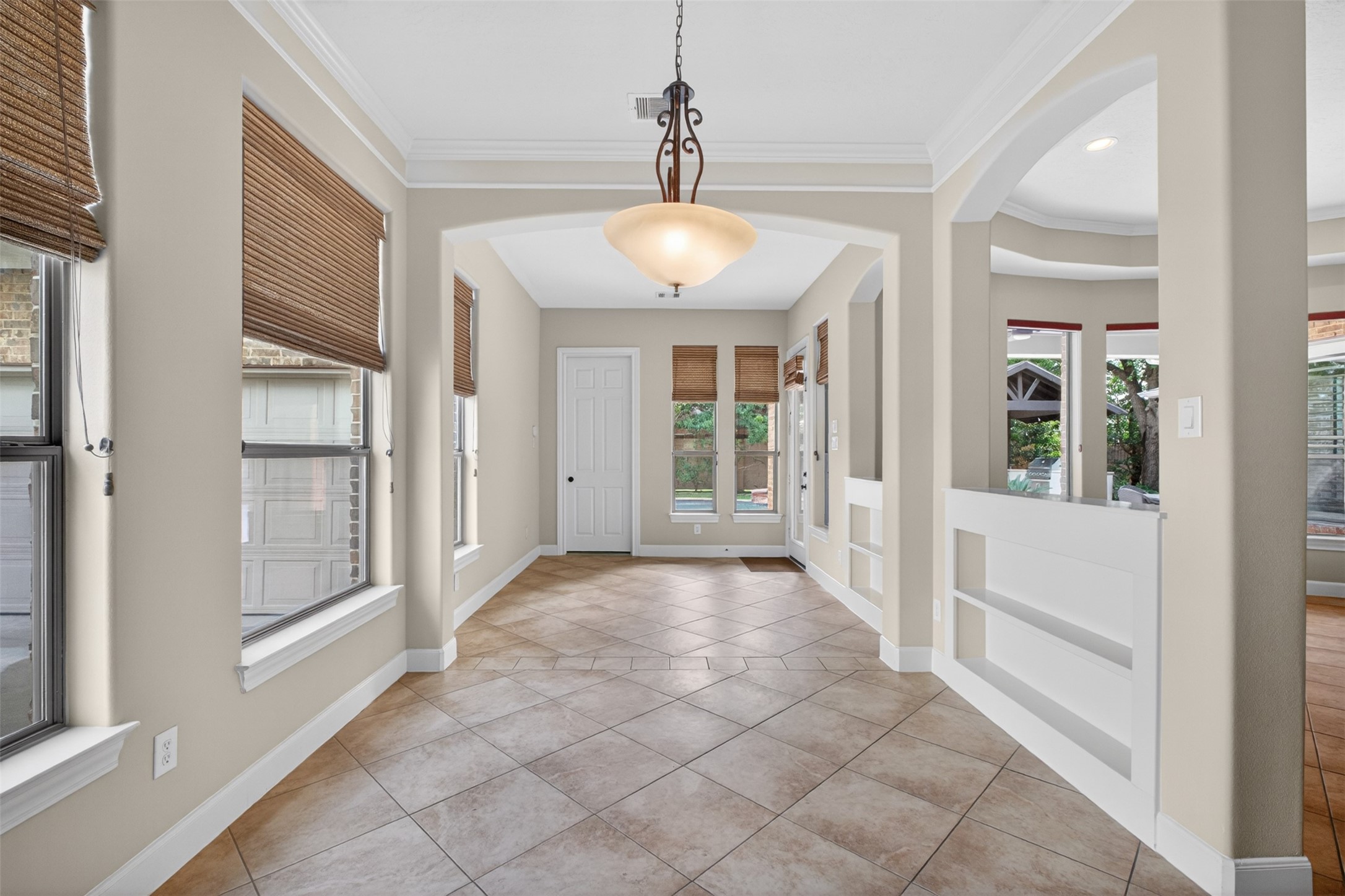 7303 Starry Night Katy, TX 77494 - Photo 15 of 42 Large breakfast area with built ins.