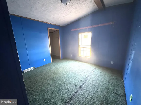 a view of empty room with window