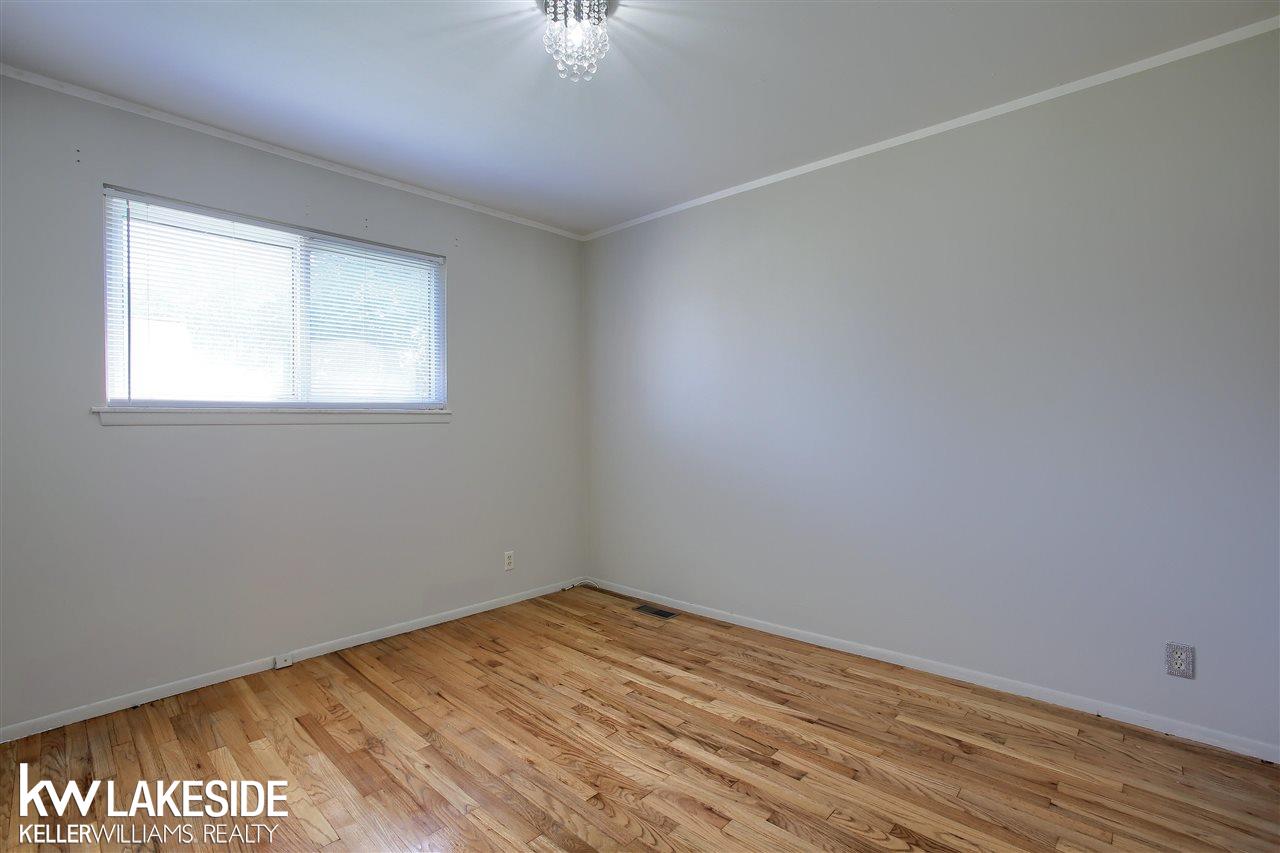 32073 Schoenherr Road Warren, MI 48088 - Photo 18 of 23 50079409-17.JPG