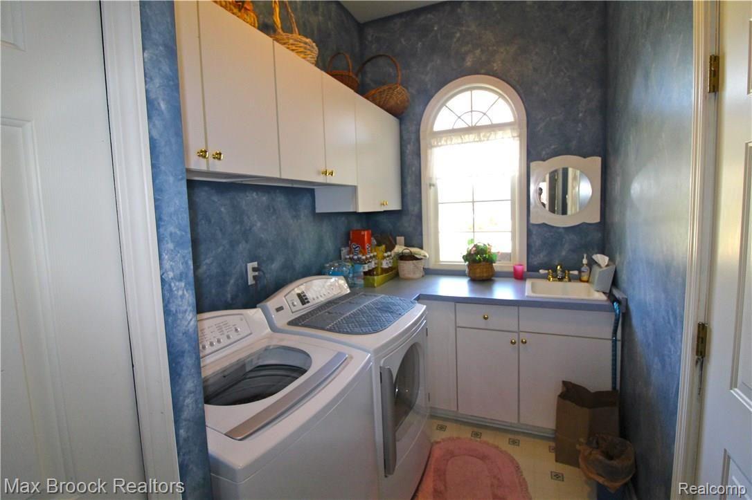 2554 Pine Ridge Road West Bloomfield, MI 48324 - Photo 29 of 38 laundry room with built-ins !
