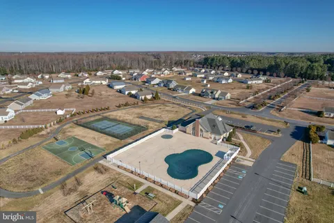 a view of a house with backyard and garden