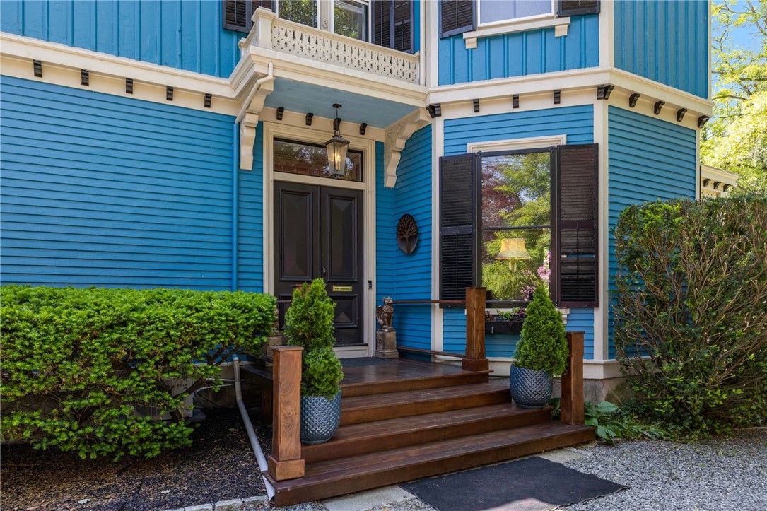 31 Old Beach Road Newport, RI 02840 - Photo 11 of 46 Front entryway.