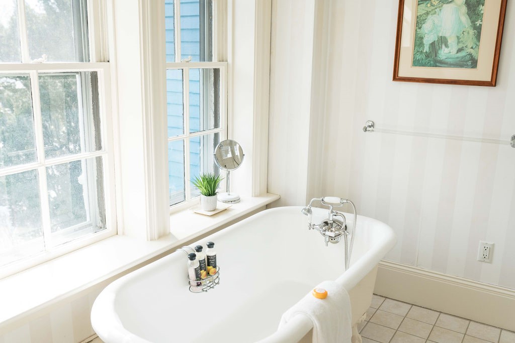 31 Old Beach Road Newport, RI 02840 - Photo 22 of 46 Deep soaker tub.