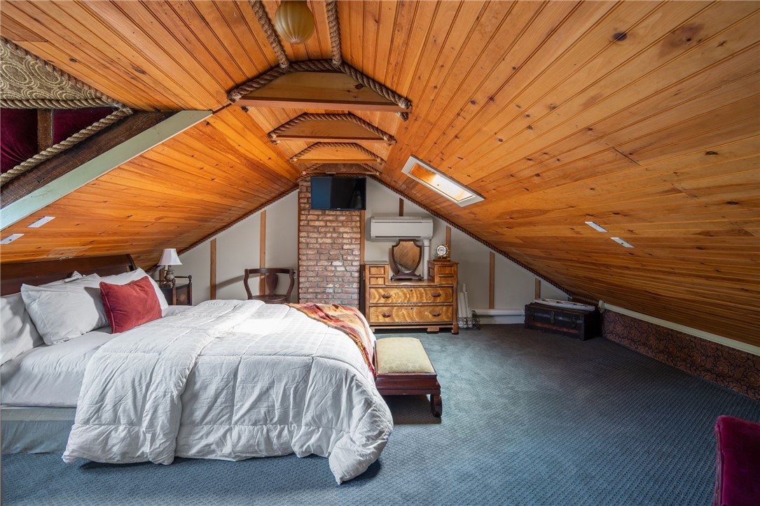 31 Old Beach Road Newport, RI 02840 - Photo 32 of 46 Cool ship-like bedroom with en suite deep soaker tub.