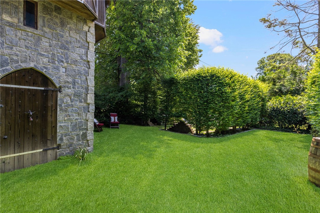 31 Old Beach Road Newport, RI 02840 - Photo 40 of 46 Sprwaling lawns.