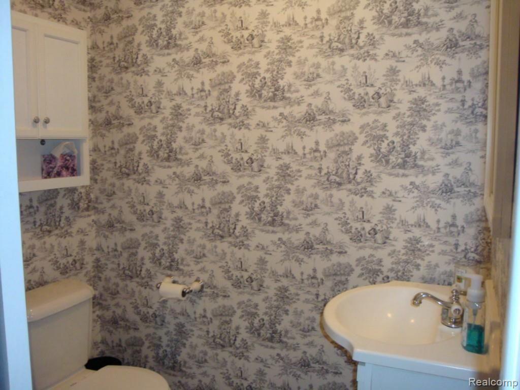 5945 Farmington Road West Bloomfield, MI 48322 - Photo 15 of 31 Powder Room