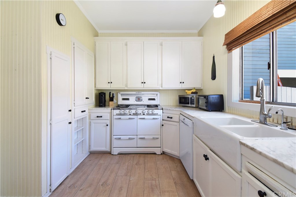 415 Emerald Street Redondo Beach, CA 90277 - Photo 9 of 21