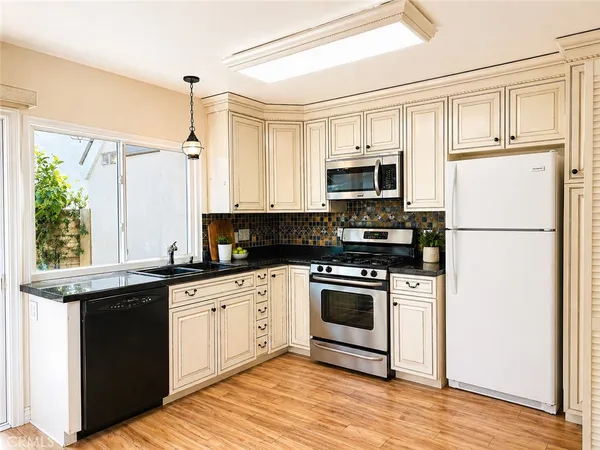 $3,190 | 25 Brookfield, Irvine, CA 92604