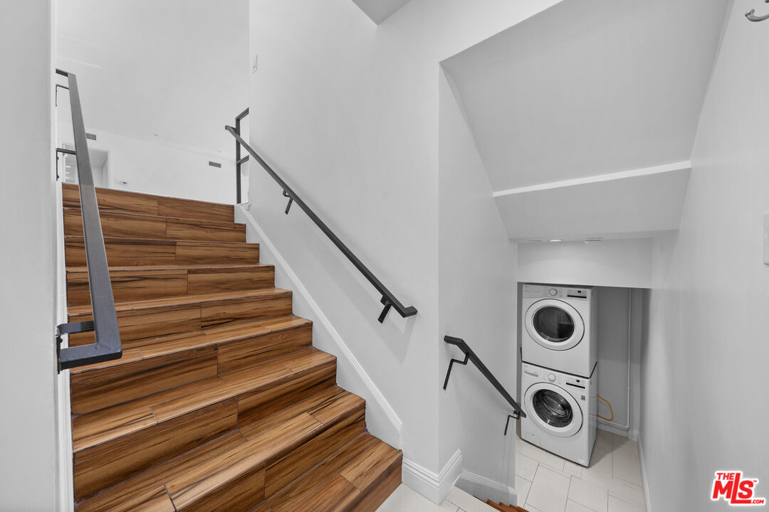 148 South Reeves Drive, Unit 4 Beverly Hills, CA 90212 - Photo 16 of 27 a view of entryway