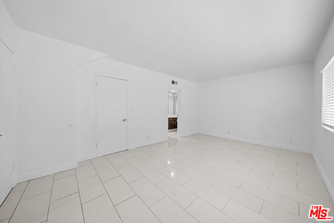 148 South Reeves Drive, Unit 4 Beverly Hills, CA 90212 - Photo 17 of 27 a view of an empty room