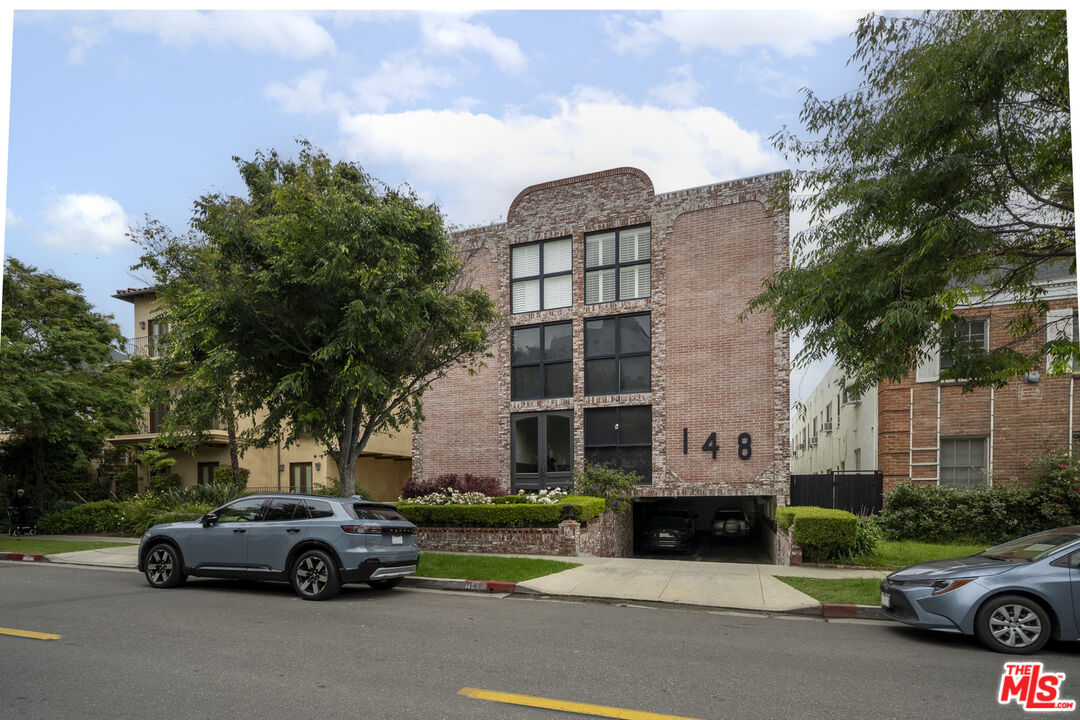 148 South Reeves Drive, Unit 4 Beverly Hills, CA 90212 - Photo 2 of 27 a car parked in front of a house