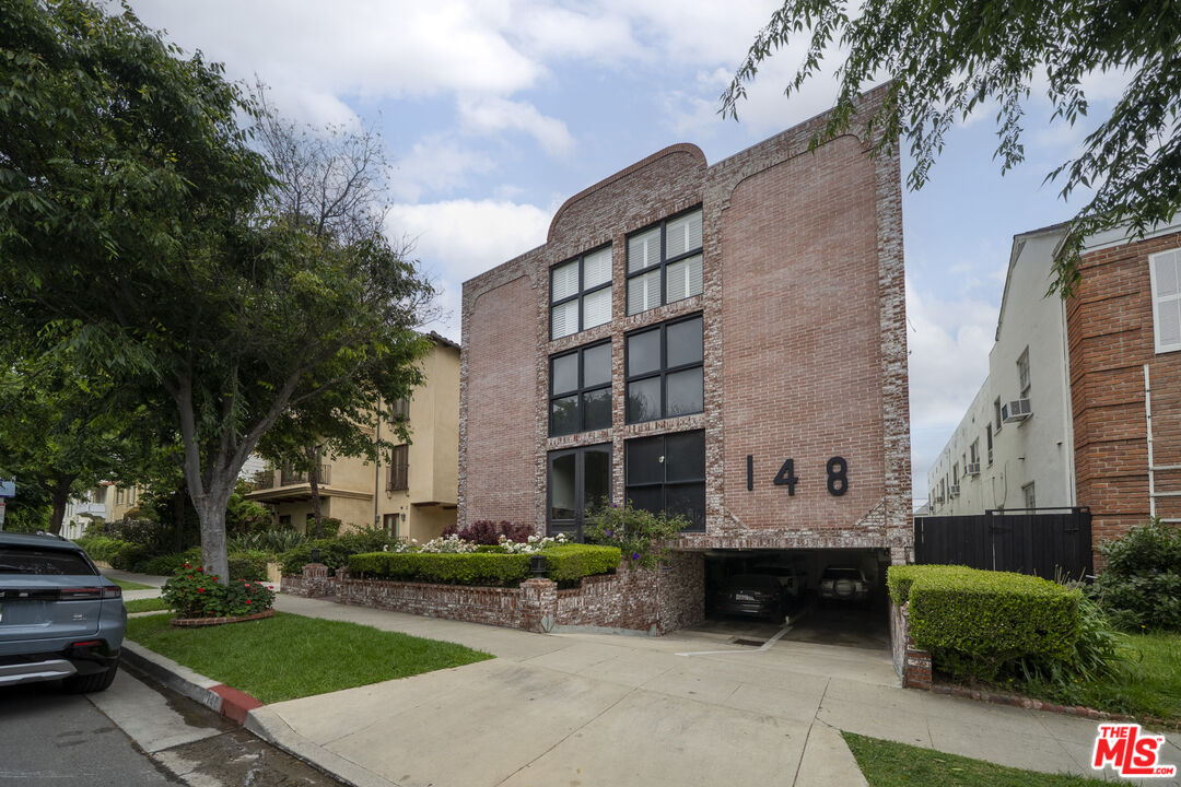 148 South Reeves Drive, Unit 4 Beverly Hills, CA 90212 - Photo 3 of 27 a view of a brick building with many windows