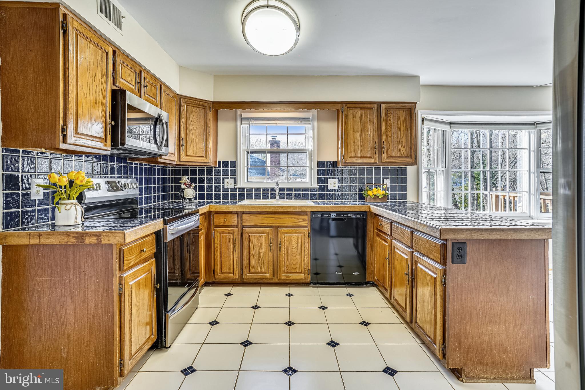 10186 Red Spruce Road Fairfax, VA 22032 - Photo 12 of 60 Loads of room to create sumptious meals.