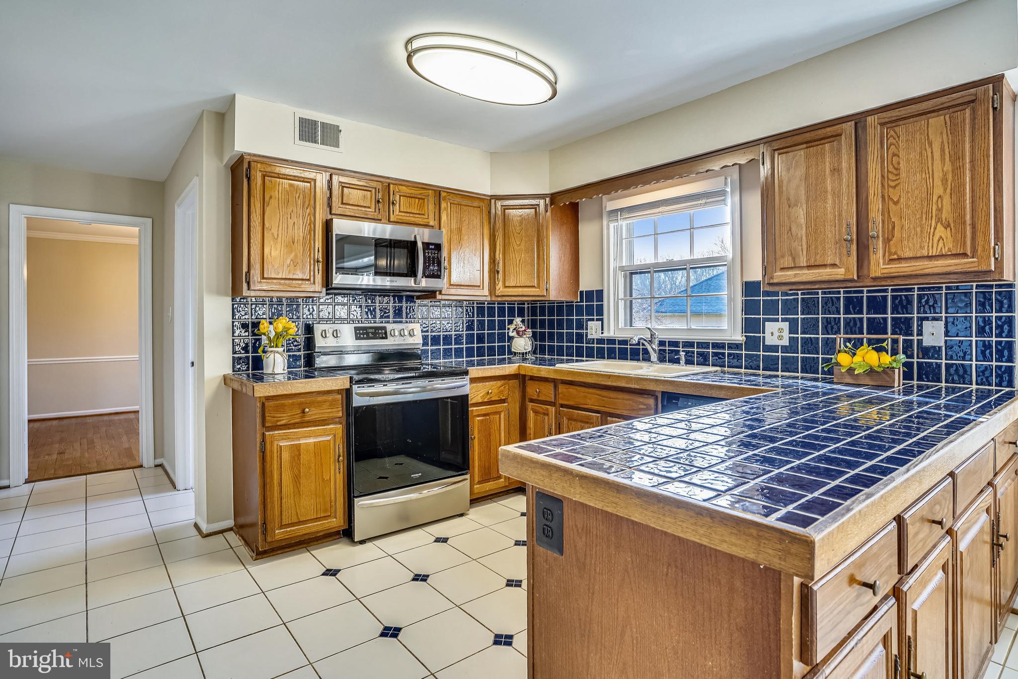 10186 Red Spruce Road Fairfax, VA 22032 - Photo 13 of 60 Self cleaning range| new microwave & refriegerator
