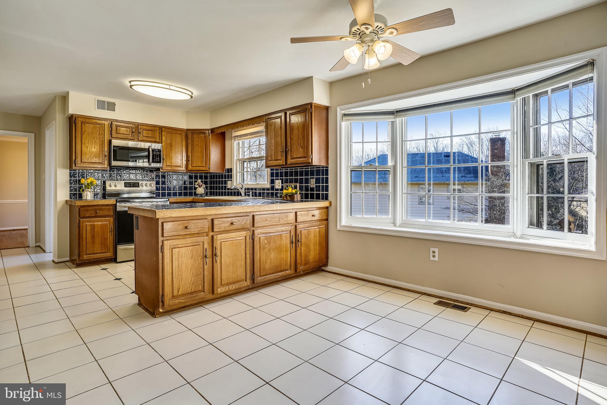 10186 Red Spruce Road Fairfax, VA 22032 - Photo 14 of 60 Plenty of room for your table.