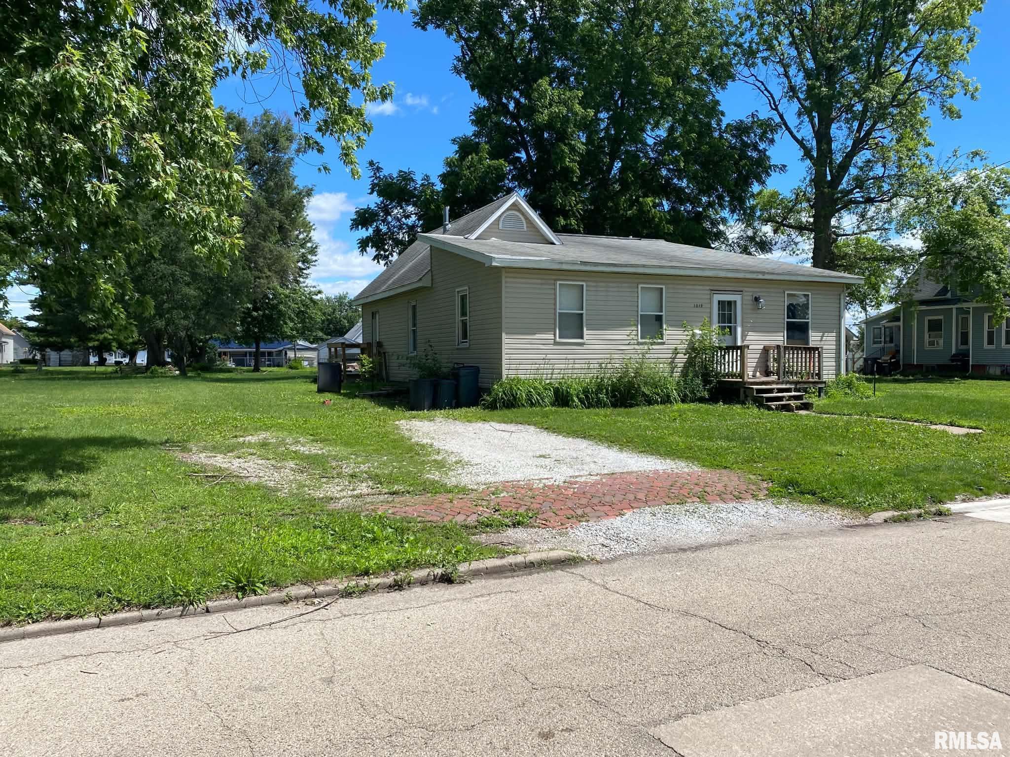 1019 East Walnut Street Canton, IL 61520 - Photo 1 of 28