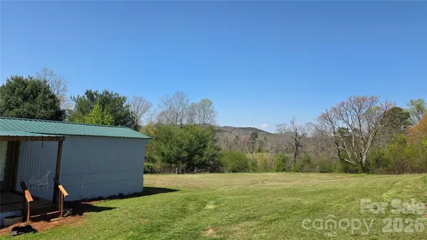 a view of a backyard