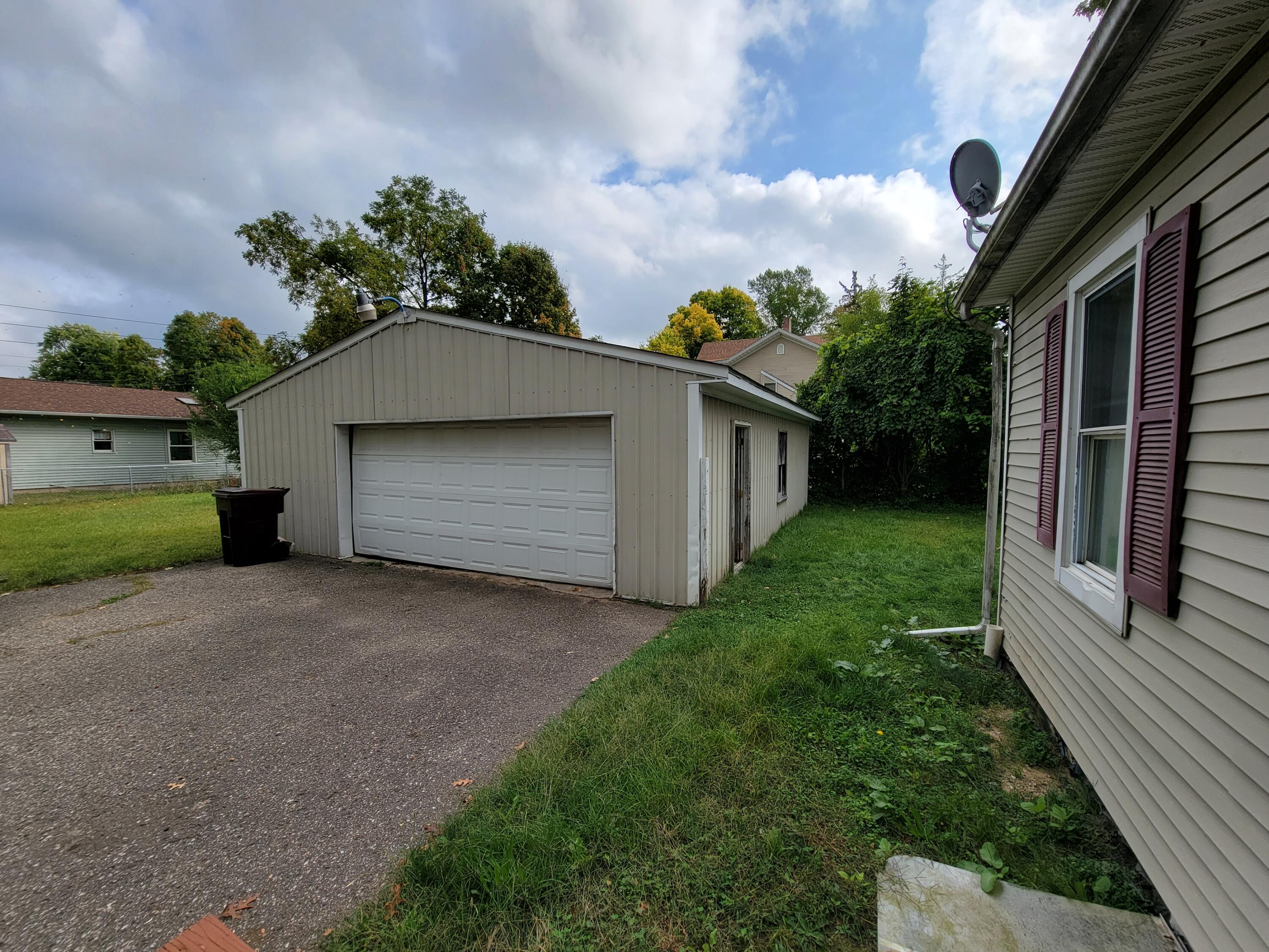 815 West Street Three Rivers, MI 49093 - Photo 3 of 22 20230926_105750