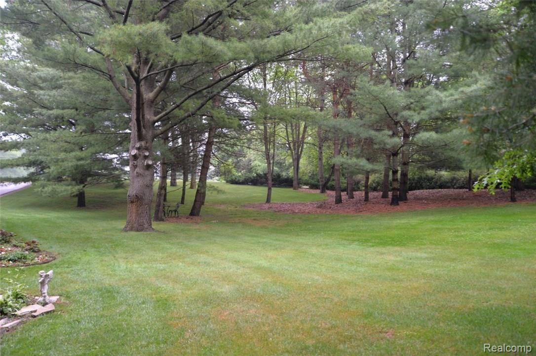 330 Ridgemont Road Oxford, MI 48370 - Photo 42 of 48 Private Yard