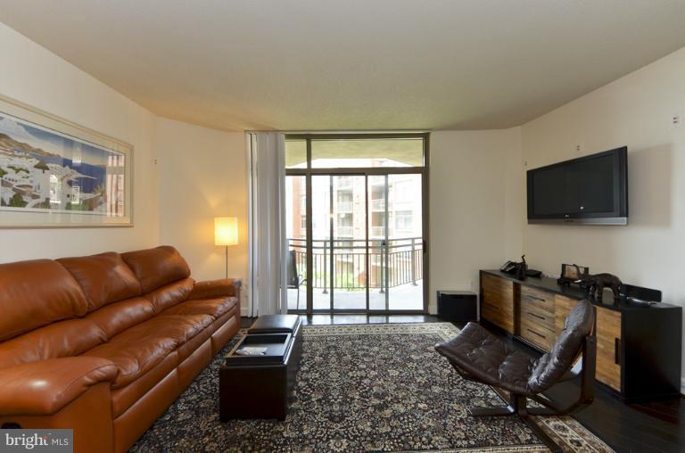 3600 South Glebe Road, Unit 429W Arlington, VA 22202 - Photo 15 of 30 Living Room