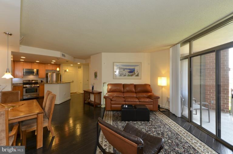 3600 South Glebe Road, Unit 429W Arlington, VA 22202 - Photo 5 of 30 Living Room