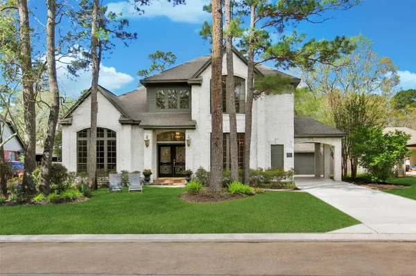 $975,000 | 27 Wingspan Drive, The Woodlands, TX 77381