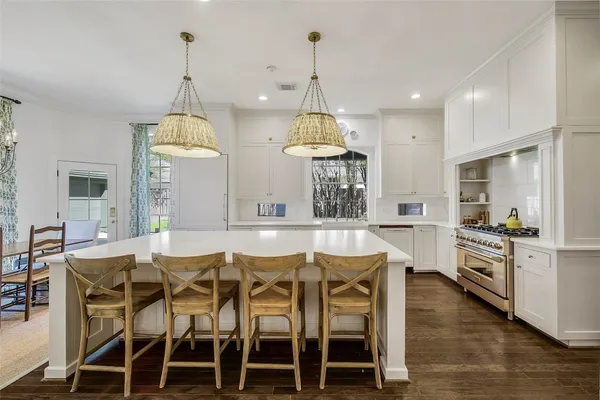 $975,000 | 27 Wingspan Drive, The Woodlands, TX 77381