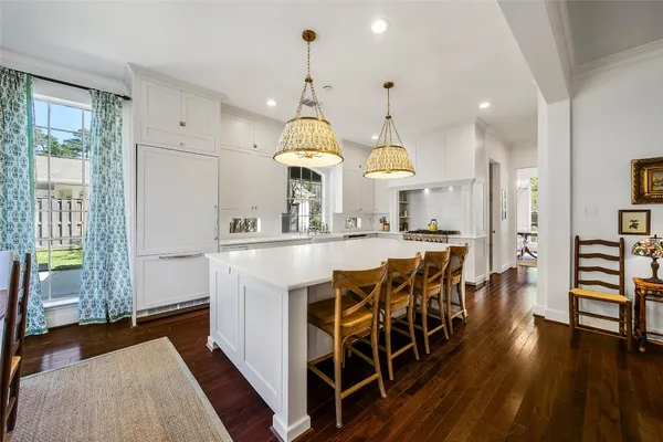 $975,000 | 27 Wingspan Drive, The Woodlands, TX 77381