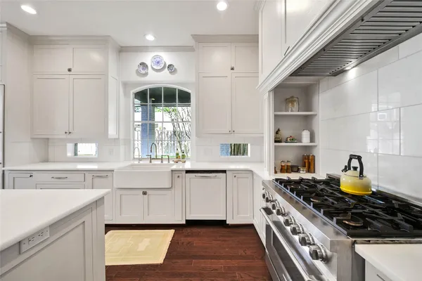 $975,000 | 27 Wingspan Drive, The Woodlands, TX 77381