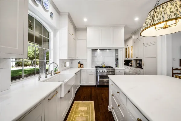 $975,000 | 27 Wingspan Drive, The Woodlands, TX 77381