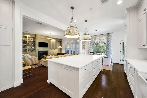 $975,000 | 27 Wingspan Drive, The Woodlands, TX 77381