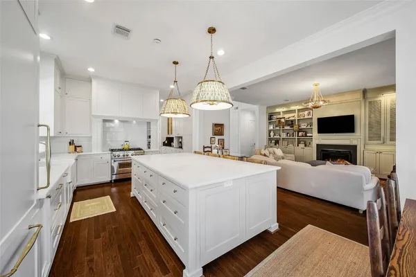 $975,000 | 27 Wingspan Drive, The Woodlands, TX 77381