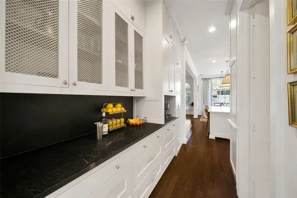 $975,000 | 27 Wingspan Drive, The Woodlands, TX 77381