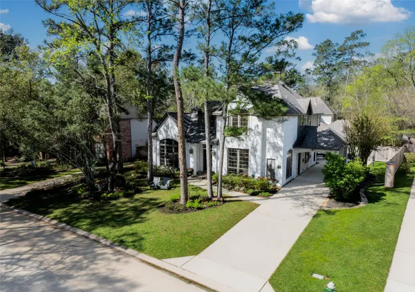 $975,000 | 27 Wingspan Drive, The Woodlands, TX 77381