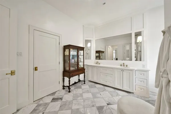 $975,000 | 27 Wingspan Drive, The Woodlands, TX 77381