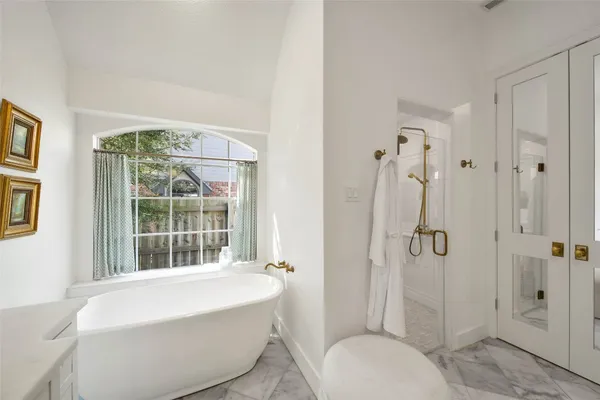 $975,000 | 27 Wingspan Drive, The Woodlands, TX 77381