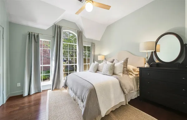 $975,000 | 27 Wingspan Drive, The Woodlands, TX 77381