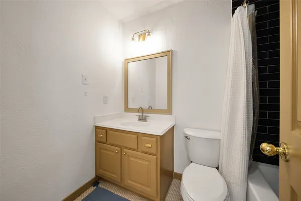 $975,000 | 27 Wingspan Drive, The Woodlands, TX 77381