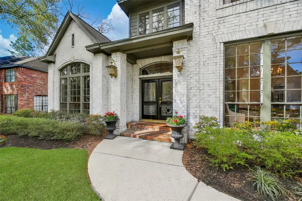 $975,000 | 27 Wingspan Drive, The Woodlands, TX 77381