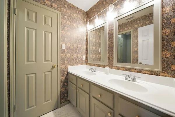 $975,000 | 27 Wingspan Drive, The Woodlands, TX 77381