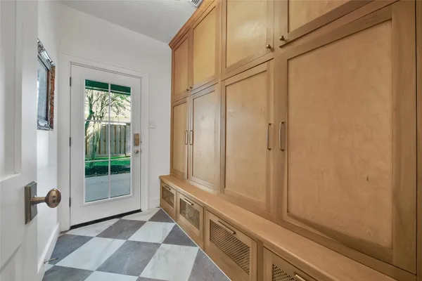 $975,000 | 27 Wingspan Drive, The Woodlands, TX 77381