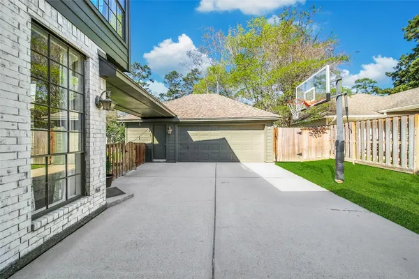 $975,000 | 27 Wingspan Drive, The Woodlands, TX 77381